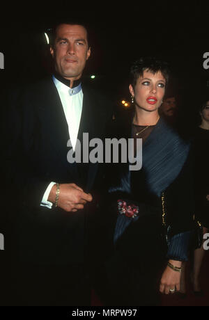 LOS ANGELES, CA - 10 avril : (L-R) acteur Steven Seagal et actrice Kelly LeBrock assister à la première de 'justice' le 10 avril 1991 au Mann Village Theatre de Los Angeles, Californie. Photo de Barry King/Alamy Stock Photo Banque D'Images