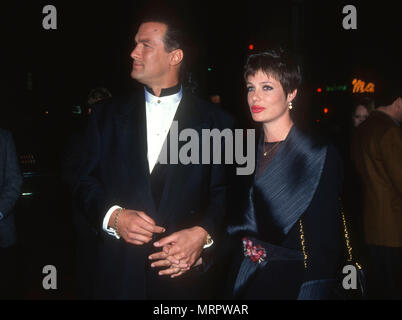 LOS ANGELES, CA - 10 avril : (L-R) acteur Steven Seagal et actrice Kelly LeBrock assister à la première de 'justice' le 10 avril 1991 au Mann Village Theatre de Los Angeles, Californie. Photo de Barry King/Alamy Stock Photo Banque D'Images