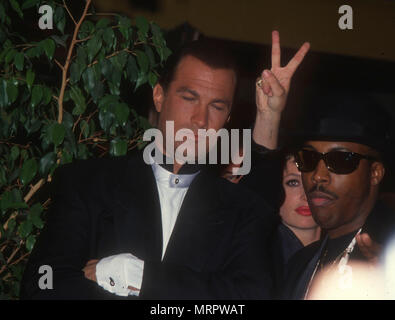 LOS ANGELES, CA - 10 avril : (L-R) acteur Steven Seagal et actrice Kelly LeBrock et comédien Arsenio Hall assister à la première de 'justice' le 10 avril 1991 au Mann Village Theatre de Los Angeles, Californie. Photo de Barry King/Alamy Stock Photo Banque D'Images