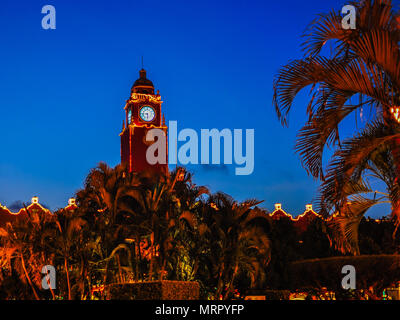 Merida Hôtel de Ville Tour de l'horloge au crépuscule - Merida, Mexique Banque D'Images