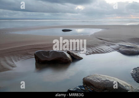 Une longue exposition de la marée montante à Dunraven Bay, également connu sous le nom de Southerndown Beach - sur la côte du Glamorgan, Pays de Galles du Sud. Banque D'Images