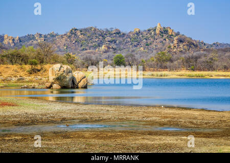 Vue sur un lac entouré de rochers, à Matobo National Park, Zimbabwe. Le 26 septembre 2016. Banque D'Images