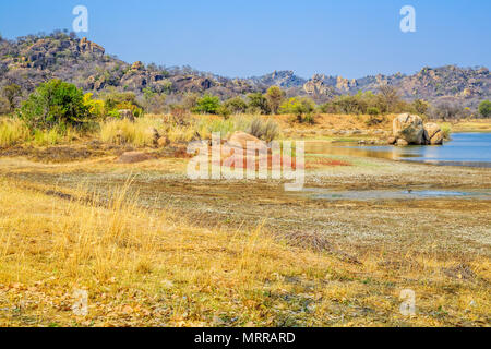 Vue sur un lac entouré de rochers, à Matobo National Park, Zimbabwe. Le 26 septembre 2016. Banque D'Images