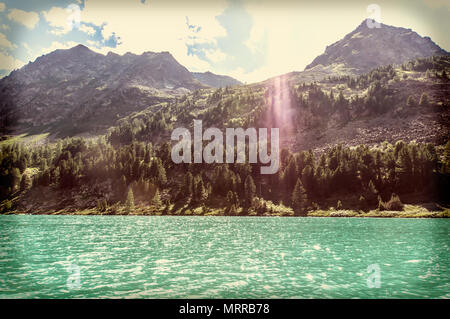 Bleu Clair River dans les montagnes. Rivière qui coule en silence entre les montagnes en arrière-plan de sommets enneigés de la haute montagne Banque D'Images