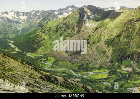 Vue du haut de la vallée entre les hautes montagnes où coule une rivière sinueuse qui découlent de la partie supérieure du lac multinskoe Banque D'Images