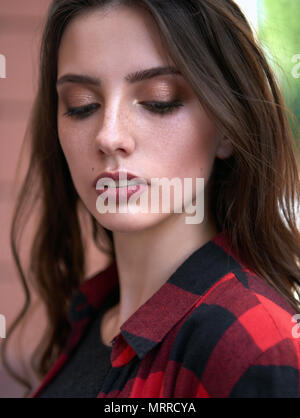 Portrait en gros plan d'une belle jeune fille aux yeux clos Banque D'Images