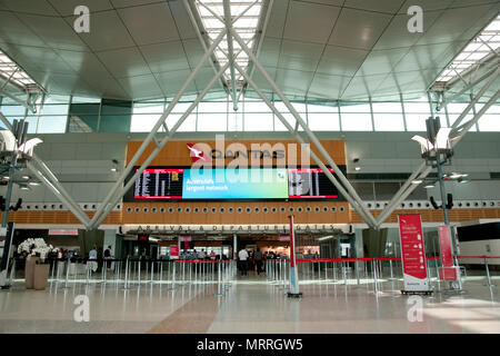 PERTH, AUSTRALIE - Avril 7, 2018 : les barrières de sécurité pour les arrivées et départs gates dans l'Aéroport International de Perth Banque D'Images