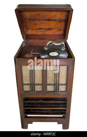 Vintage Vinyl Record Player : ancienne rétro vinyl record player situé dans l'armoire en bois isolé sur fond blanc avec chemin de détourage. Banque D'Images