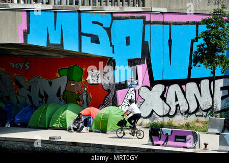 La Villette le Camp de migrants à Paris, Canal d'Aubervilliers - France Banque D'Images