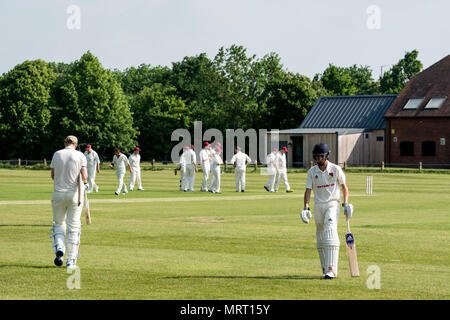 Cricket Village à Wellesbourne, Warwickshire, Angleterre, Royaume-Uni. Changer de place après un batteurs est out. Banque D'Images