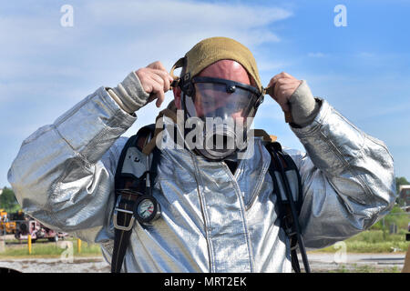 Kanger Eppley Airfield Bernie, chef des pompiers, resserre son masque à oxygène avant d'effectuer un exercice de formation incendie sur Offutt AFB, Neb., juin 6. Ces types d'exercices permet aux pompiers de mieux cibler et améliorer leurs compétences. (U.S. Air Force photo par Charles Haymond) Banque D'Images