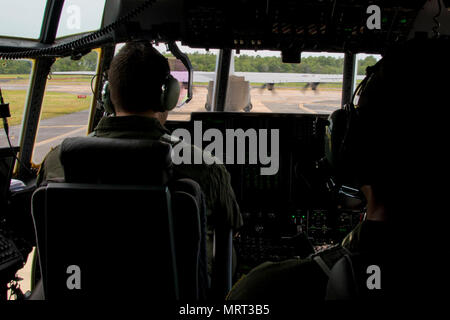 Réserve de l'US Air Force Le Major Peter Hughes, pilote, 327e Escadron de transport aérien, les taxis un C-130J Super Hercules pour la piste 15 juin 2017, à Little Rock Air Force Base, arche. L'avion faisait partie d'un groupe de trois qui a volé le 913e groupe de transport aérien du 3-ship" sortie ouverte entièrement par des aviateurs de la réserve. (U.S. Air Force photo par le Sgt. Jeff Walston/libérés) Banque D'Images