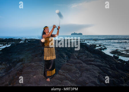 Island Breeze dancer avec Poi balls - danses maoris pour Banque D'Images