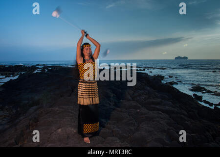 Island Breeze dancer avec Poi balls - danses maoris pour Banque D'Images
