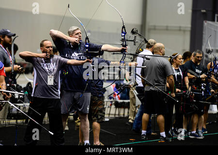 Les membres de l'équipe de l'équipe de tir à l'SOCOM pratique 30 juin 2017 à Chicago, Illinois, au cours de la 2017 Jeux de guerrier. Le Guerrier Jeux ont été créé en 2010 comme un moyen d'améliorer la récupération et la réhabilitation des guerriers blessés et de les exposer à adaptive sports. Photo de Michael Bottoms, COMMANDEMENT Bureau de la Communication. Banque D'Images