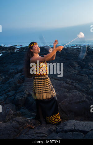 Island Breeze dancer avec Poi balls - danses maoris pour Banque D'Images
