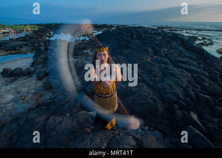 Island Breeze dancer avec Poi balls - danses maoris pour Banque D'Images