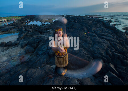 Island Breeze dancer avec Poi balls - danses maoris pour Banque D'Images