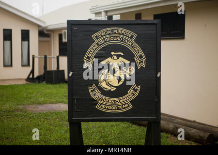 Un signe pour le Belize, détachement de l'équipe de formation, la coopération en matière de sécurité maritime à des fins spéciales du Groupe de travail air-sol - région Sud, s'élève à : Barracks à Ladyville, Belize, le 21 juin 2017. Les Marines et les marins d'SPMAGTF-SC sont déployés à l'Amérique centrale pour les six prochains mois pour mener la coopération de sécurité et de formation projets d'ingénierie avec leurs homologues au Honduras, Guatemala, Belize et El Salvador. (U.S. Marine Corps photo par le Cpl. Melanie Kilcline) Banque D'Images