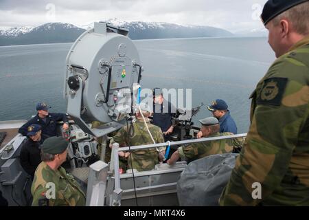 170628-N-FQ994-223 Tromsø, Norvège (28 juin 2017) Le Cmdr. Bryan Gallo, commandant de la classe Arleigh Burke destroyer lance-missiles USS Ross (DDG 71), donner aux officiers de la Garde côtière norvégienne Home, district 16, une visite du navire tandis que la location à Tromsø, Norvège, le 28 juin 2017. Ross, l'avant-déployé à Rota, Espagne, mène des opérations navales dans la sixième flotte américaine zone d'opérations à l'appui de la sécurité nationale des États-Unis en Europe et en Afrique. (U.S. Photo par marine Spécialiste de la communication de masse 3e classe Robert S. Price/libérés) Banque D'Images