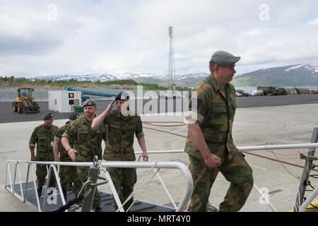170628-N-FQ994-171 Tromsø, Norvège (28 juin 2017) Des agents de la Home Guard norvégien, District 16, visitez la classe Arleigh Burke destroyer lance-missiles USS Ross (DDG 71) tandis que la location à Tromso, Norvège, le 28 juin 2017. Ross, l'avant-déployé à Rota, Espagne, mène des opérations navales dans la sixième flotte américaine zone d'opérations à l'appui de la sécurité nationale des États-Unis en Europe et en Afrique. (U.S. Photo par marine Spécialiste de la communication de masse 3e classe Robert S. Price/libérés) Banque D'Images