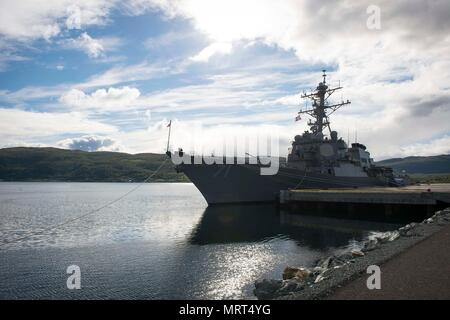 170628-N-FQ994-028 Tromso, Norvège (28 juin 2017) La classe Arleigh Burke destroyer lance-missiles USS Ross (DDG 71) est mouillée à Tromso, Norvège. Ross est l'avant-déployé à Rota, en Espagne, en effectuant des opérations navales dans la sixième flotte américaine zone d'opérations à l'appui de la sécurité nationale des États-Unis en Europe et en Afrique. (U.S. Photo par marine Spécialiste de la communication de masse 3e classe Robert S. Price/libérés) Banque D'Images