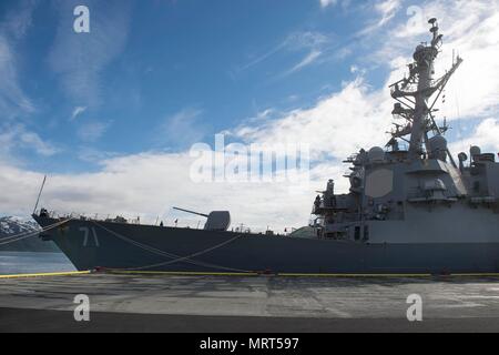 170628-N-FQ994-007 Tromsø, Norvège (28 juin 2017) La classe Arleigh Burke destroyer lance-missiles USS Ross (DDG 71) amarré à Tromso, Norvège, le 28 juin 2017. Ross, l'avant-déployé à Rota, Espagne, mène des opérations navales dans la sixième flotte américaine zone d'opérations à l'appui de la sécurité nationale des États-Unis en Europe et en Afrique. (U.S. Photo par marine Spécialiste de la communication de masse 3e classe Robert S. Price/libérés) Banque D'Images