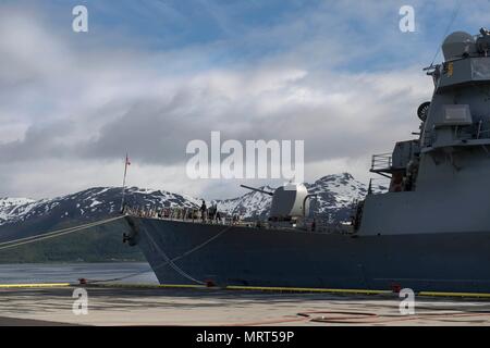 170628-N-FQ994-001 Tromsø, Norvège (28 juin 2017) La classe Arleigh Burke destroyer lance-missiles USS Ross (DDG 71) amarré à Tromso, Norvège, le 28 juin 2017. Ross, l'avant-déployé à Rota, Espagne, mène des opérations navales dans la sixième flotte américaine zone d'opérations à l'appui de la sécurité nationale des États-Unis en Europe et en Afrique. (U.S. Photo par marine Spécialiste de la communication de masse 3e classe Robert S. Price/libérés) Banque D'Images