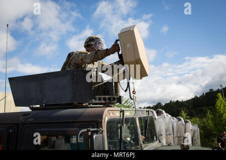 Long Range Acoustic Device 500 est un système acoustique non létal de grêle et d'avertissement fabriqué par LRAD Corporation pour l'usage militaire et des forces de l'ordre. L'image d'archive documente un soldat de la 82e division aéroportée employant l'appareil pendant l'exercice de répétition 23 de la mission de la Force au Kosovo au Centre de préparation multinationale mixte, Hohenfels, Allemagne, le 30 juin 2017. Banque D'Images