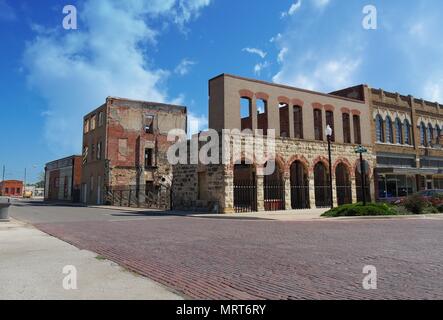 PAULS VALLEY, OKLAHOMA — LE 2017 AOÛT : les ruines d'un ancien bâtiment et les rues pavées ajoutent une attraction pour inviter les visiteurs à visiter Pauls Valley, Banque D'Images