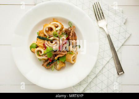 Calmars frits calamars tentacule avec piment et les feuilles de menthe Banque D'Images