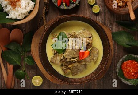 Gulai Kambing. Potage au curry de mouton traditionnel javanais. Banque D'Images