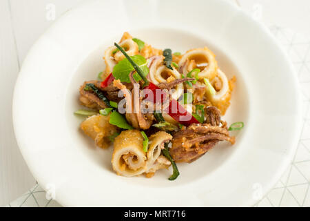 Calmars frits calamars tentacule avec piment et les feuilles de menthe Banque D'Images