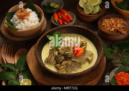 Gulai Kambing. Potage au curry de mouton traditionnel javanais. Banque D'Images