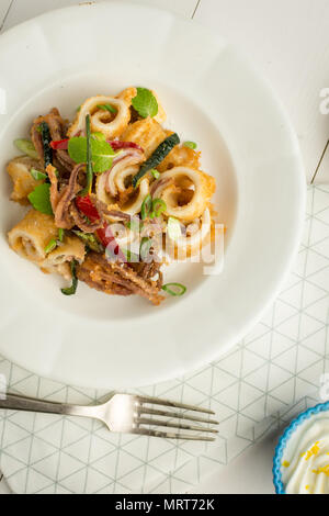 Calmars frits calamars tentacule avec piment et les feuilles de menthe Banque D'Images