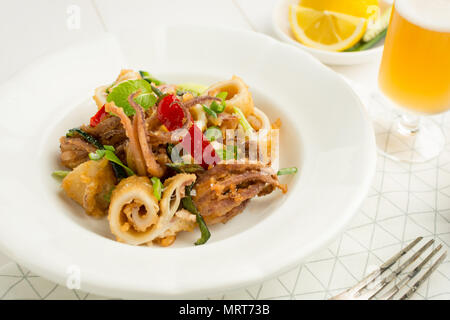 Calmars frits calamars tentacule avec piment et les feuilles de menthe Banque D'Images