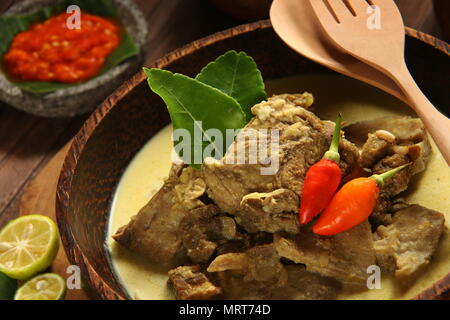 Gulai Kambing. Potage au curry de mouton traditionnel javanais. Banque D'Images