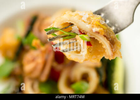 Calmars frits calamars tentacule avec piment et les feuilles de menthe Banque D'Images