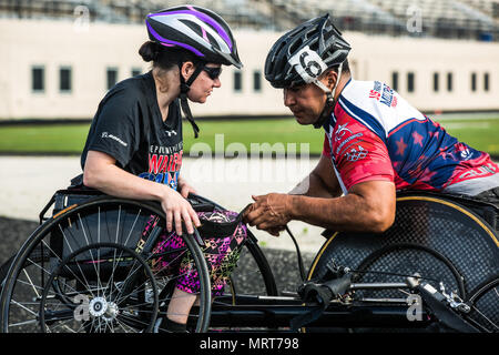 Le sergent de l'armée américaine. Rachel Salemink reçoit de l'aide pour se préparer à la pratique en fauteuil roulant pour le ministère de la Défense 2017 Warrior Jeux à Chicago, Illinois, le 1 juillet 2017. La DOD Warrior Jeux sont un événement annuel permettant aux blessés, malades et blessés militaires et anciens combattants au style paralympiques sports comme le tir à l'arc, randonnée à vélo, terrain, tir, le volleyball assis, natation, athlétisme et de basket-ball en fauteuil roulant. (U.S. Photo de l'armée par la CPS. Fransico Isreal) Banque D'Images