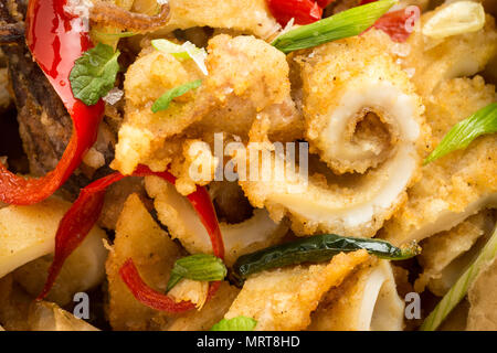 Calmars frits avec piment et les feuilles de menthe Banque D'Images