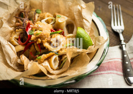 Calmars frits avec piment et les feuilles de menthe Banque D'Images