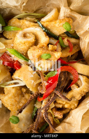 Calmars frits avec piment et les feuilles de menthe Banque D'Images