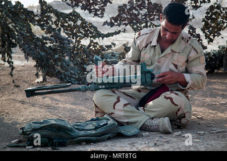 Un soldat de l'armée irakienne ressemble à un détecteur de métal Vallon durant la formation à la détection des mines Besmaya complexe gamme l'Iraq, le 2 juillet 2017. Cette formation fait partie de la Force opérationnelle interarmées combinée globale - Fonctionnement résoudre inhérent à la mission de renforcer les capacités des partenaires qui se concentre sur la formation et de l'amélioration de la capacité des forces des combats en partenariat avec ISIS. Les GFIM-OIR est la Coalition mondiale pour vaincre ISIS en Iraq et en Syrie. (U.S. Photo de l'armée par le Cpl. Tracy McKithern) Banque D'Images