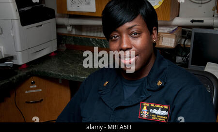 170514-N-XP344-123 Manama, Bahreïn (18 mai 2017) Chef spécialiste en logistique Monique Graves, originaire de Chesapeake, en Virginie, pose pour une photo dans le bureau d'approvisionnement de USS Gladiator (MCM) 11. Graves est l'un des trois chefs qui sont les premières femmes soldats affectés à un navire de lutte contre les mines. Gladiator est l'un des quatre navires MCM à Bahreïn déployées à l'avant et est joint à la U.S. Naval Forces Central Command (du NAVCENT) Task Force (TF) 52. (U.S. Photo par marine Spécialiste de la communication de masse 2e classe Victoria Kinney) Banque D'Images