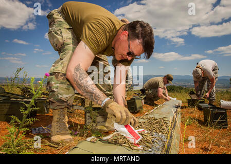 Le sergent de l'armée américaine. Quincy Baumeister, attribué à Bataille multinationales Group-East's Task Force des explosifs et munitions, prépare un coup sur la plage, au cours de la quatrième de juillet Liberté Fest sur Camp Bondsteel, le 4 juillet. Ce sera MNBG-Est TF du final de l'EOD dans le cadre d'un projet de la Force au Kosovo 22 rotation. (U.S. Photo de l'armée par la CPS. Adeline Witherspoon, 20e Détachement des affaires publiques) Banque D'Images