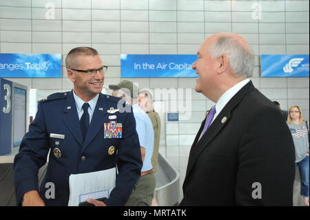 Le colonel Phil Heseltine, 22e Escadre de ravitaillement en vol, vice-commandant parle avec Ron Rép. Estes du Kansas à Dwight D. Eisenhower National Airport de Wichita, le 30 juin en attendant le Kansas honneur 50 Vol de retour de Washington D.C. Heseltine a parlé aux 37 anciens combattants pour leur rendre hommage pour leur service. Banque D'Images