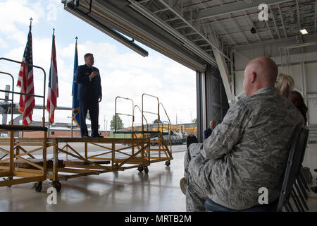 Une cérémonie de promotion pour le Colonel Kenneth Kmetz, commandant du Groupe d'entretien la 179e à la 179e Airlift Wing, Mansfield, Ohio, s'est tenue le 18 juin 2017. (Photo de la Garde nationale aérienne d'un membre de la 1re classe Megan Shepherd/libérés) Banque D'Images