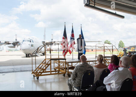 Une cérémonie de promotion pour le Colonel Kenneth Kmetz, commandant du Groupe d'entretien la 179e à la 179e Airlift Wing, Mansfield, Ohio, s'est tenue le 18 juin 2017. (Photo de la Garde nationale aérienne d'un membre de la 1re classe Megan Shepherd/libérés) Banque D'Images