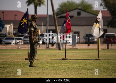 Le sergent du Corps des Marines des États-Unis. Matthew Bradley, l'adjudant pour la cérémonie, les appels des troupes à l'ordre durant le Sgt. Le major Delvin R. Smythe, le Marine Corps Air Station Yuma (Arizona), sergent-major, cérémonie de la retraite, le 30 juin 2017. (U.S. Marine Corps photo prise par Lance Cpl. Christian cachola) Banque D'Images