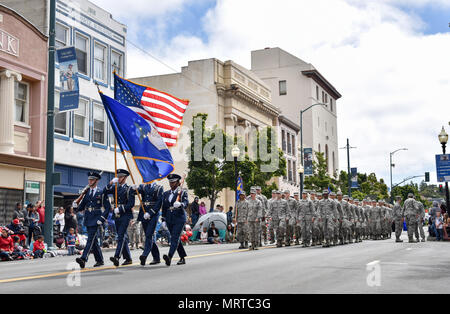 Les membres de l'Travis Air Force Base sur la garde d'honneur le long de la rue Georgia à Vallejo, en Californie, au cours de la ville en indépendance Day Parade, le 4 juillet 2017. À propos de 75 aviateurs du 60e Groupe médical et 821e Escadron d'intervention d'urgence a également participé à la parade, avec les résidents les acclamations le long d'un chemin de 2,4 km à travers la ville. (U.S. Air Force photo de Ken Wright) Banque D'Images